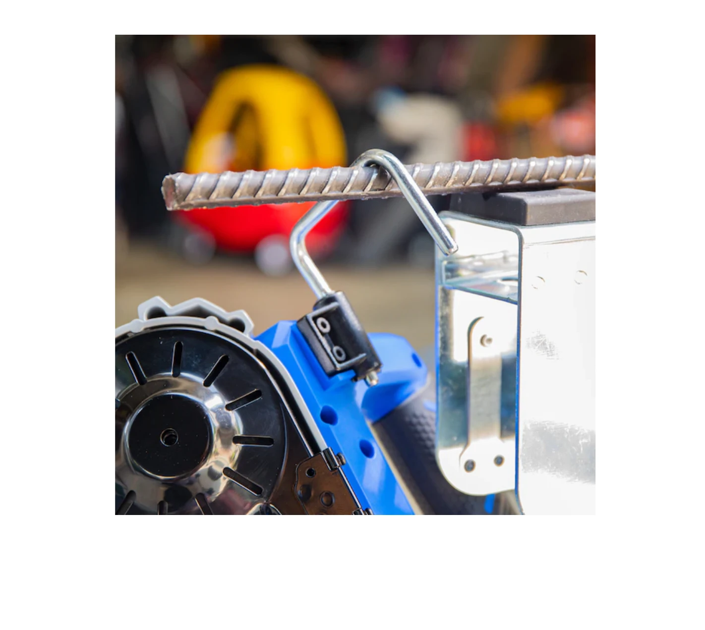 Kobalt KBDS 124B-03 24-Volt 2.5-in Portable Band Saw 16 Kobalt KBDS 124B-03 24-Volt 2.5-in Portable Band Saw - Image 14